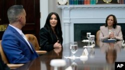 Wakil Presiden AS Kamala Harris mendengarkan bintang reality tv Kim Kardashian berbicara dalam diskusi mengenai reformasi keadilan di Gedung Putih, Washington, pada 25 April 2024. (Foto: AP/Susan Walsh)