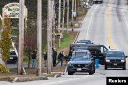 La policía retira a una víctima del restaurante Schemengees Bar & Grille después de tiroteos masivos mortales en Lewiston, Maine, el 26 de octubre de 2023.