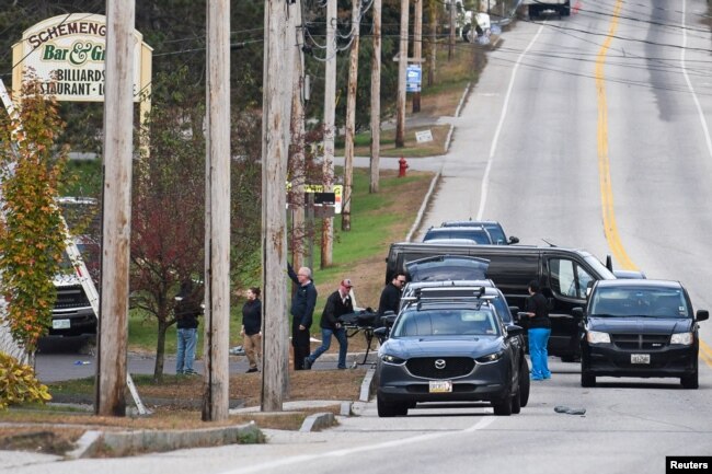 La policía retira a una víctima del restaurante Schemengees Bar & Grille después de tiroteos masivos mortales en Lewiston, Maine, el 26 de octubre de 2023.