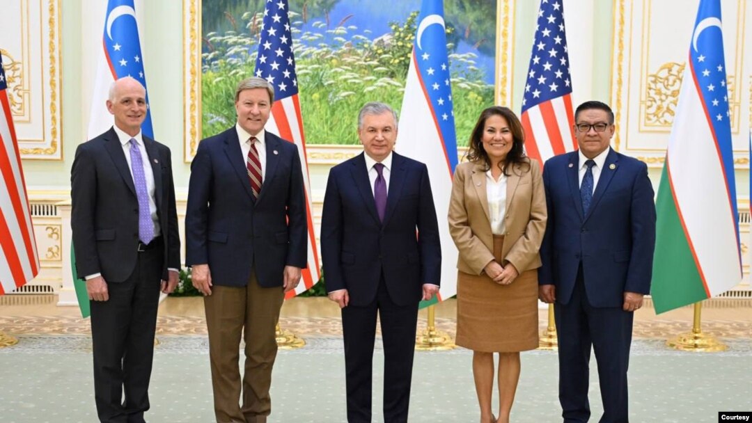 Delgasi Kongres AS bertemu dengan pemimpin Uzbekistan Shavkat Mirziyoyev (tengah), di Tashkent, Uzbekistan, pada 27 Maret 2024. (Foto: President.uz photo)