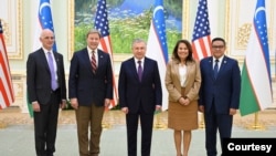 Delgasi Kongres AS bertemu dengan pemimpin Uzbekistan Shavkat Mirziyoyev (tengah), di Tashkent, Uzbekistan, pada 27 Maret 2024. (Foto: President.uz photo)