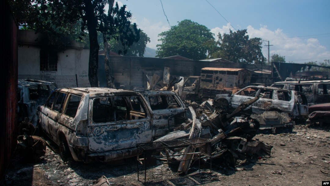 FILE - Sisa-sisa kendaraan hangus yang dibakar di dekat garasi terlihat di Port-au-Prince, Haiti, pada 25 Maret 2024. PBB menggambarkan situasi di negara yang dilanda kekacauan itu sebagai 'bencana besar'.