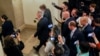 El presidente de la Cámara de Representantes de EEUU, Kevin McCarthy, llega al Capitolio en Washington el 31 de mayo de 2023 antes de una votación esperada en la Cámara de Representantes sobre un proyecto de ley que eleva el techo de la deuda del gobierno federal.