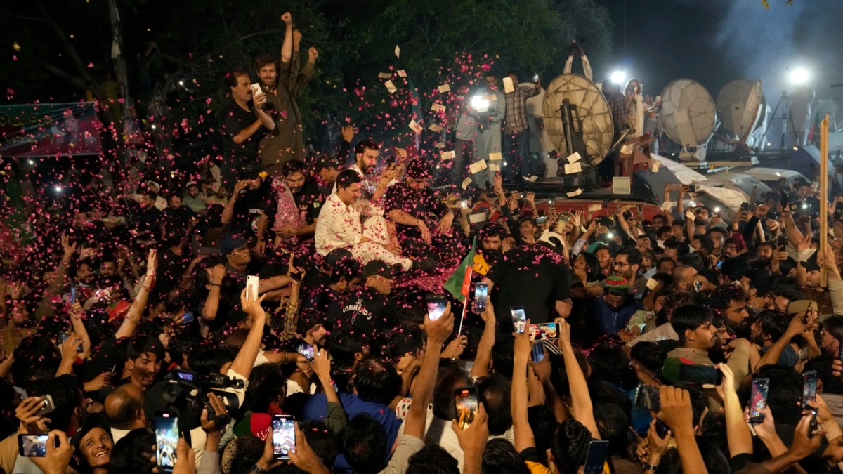 巴基斯坦: 支持前总理的暴力抗议人士将面临恐怖罪审判