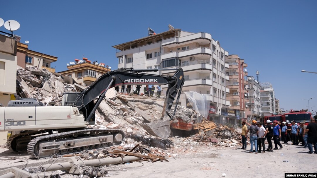 Gaziantep'te deprem hasarlı bina kontrollü şekilde yıkılmaya çalışılırken yıkıldı 
