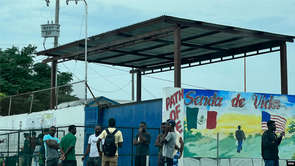 墨西哥边境城市雷诺萨(Reynosa)的移民庇护所“生命之路”(Senda De Vida)。庇护所有铁门和围墙,能为生活在里面的移民提供安全保障。