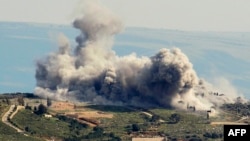 Asap mengepul dari area serangan udara Israel di desa Khiam di Lebanon selatan dekat perbatasan dengan Israel pada 23 Maret 2024. (Foto: Rabih Daher/AFP)