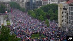 Masa na ulicama, građani sami sebe čuvaju bez vidljivog prisustva policije: Fotografija dela okupljenih na četvrtom protestu "Srbija protiv nasilja", na platou ispred Narodne skupštine Srbije, u Beogradu, 27, maja 2023. (Foto: AP/Darko Vojinović)