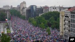 Belgrad'da muhalefetin düzenlediği protestolara katılanlar, Vucic hükümetinin üst düzey liderlerini istifaya çağırdı.