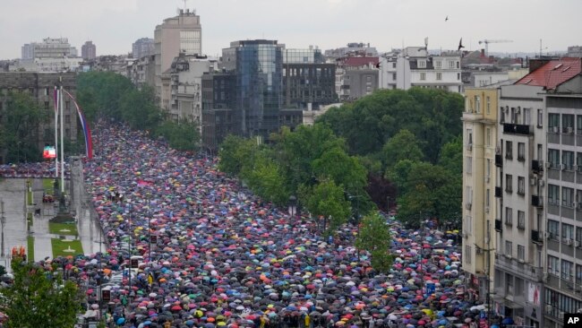 Belgrad'da muhalefetin düzenlediği protestolara katılanlar, Vucic hükümetinin üst düzey liderlerini istifaya çağırdı.