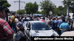اعتراض سرمایه‌گذاران مال‌باخته رضایت‌خودرو مقابل استانداری قزوین.