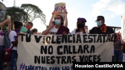 ARCHIVO - Un grupo de mujeres nicaragüenses participan en una marcha en Costa Rica en marzo de 2022. [Foto: VOA, Houston Castillo]