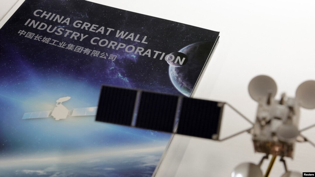 资料照：巴黎举办的国际宇航大会上中国展台展示的卫星模型。（2022年9月20日）