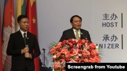 (ขวา) พันเอก ซอว์ ชิต ตู (Saw Chit Thu) ผู้นำกองกำลังแห่งชาติกะเหรี่ยง (YouTube Screengrab via Prachatai)
