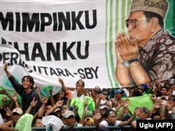 Para pendukung mantan presiden Abdurrahman Wahid dalam kampanye Partai Kebangkitan Bangsa (PKB) di Sidoarjo, Jawa Timur, 29 Maret 2004. (Foto: UGLU/AFP)