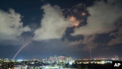 پدافند هوایی «گنبد آهنین» اسرائیل برای رهگیری موشک پرتاب شده از نوار غزه در اشکلون. آرشیو