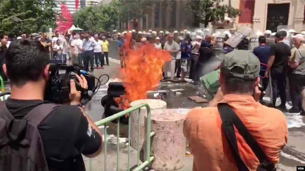 Tiranë, vijojnë protestat për dorëheqjen e kryebashkiakut Veliaj