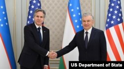 امریکی وزیرِ خارجہ انٹنی بلنکن تاشقند، اذبکستان میں اذبک صدرشوکت مرزیوئف سے ملاقات کر رہے ہیں۔ فوٹو امریکی محکمہ خارجہ یکم مارچ 2023
