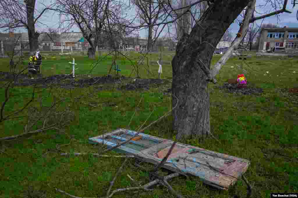 At the gardens of the local hospital, residents created a graveyard. They say the cemetery is too close to the front lines and it is impossible to take their dead for a proper funeral, April 4, 2023.