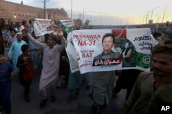 Pendukung mantan Perdana Menteri Pakistan Imran Khan terlihat di Peshawar, Pakistan, Kamis, 11 Mei 2023. (Foto: AP)