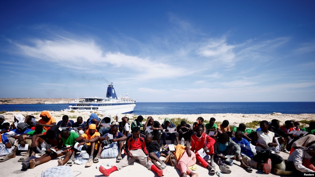 İtalya'nın Lampedusa Adası'na ulaşn göçmenler