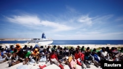 İtalya'nın Lampedusa Adası'na ulaşn göçmenler