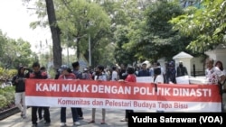 Para pedemo menggelar aksi tolak politik dinasti di Solo, Jawa Tengah, Senin, 16 Oktober 2023. (Foto: Yudha satriawan/VOA)