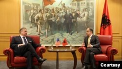 Presidenti Bajram Begaj me Zv. Ndihmës Sekretarin amerikan Gabriel Escobar 