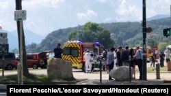 Petugas medis dan petugas darurat bekerja di lokasi di mana seorang pria Suriah melukai empat anak dan seorang dewasa dalam serangan pisau di sebuah taman di kota Annecy, Prancis, Kamis 8 Juni 2023.