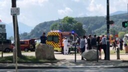 Petugas medis dan petugas darurat bekerja di lokasi di mana seorang pria Suriah melukai empat anak dan seorang dewasa dalam serangan pisau di sebuah taman di kota Annecy, Prancis, Kamis 8 Juni 2023.