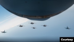 미군과 일본 항공 자위대가 실시한 양자 항공 통합 훈련에서 일본 항공 자위대 소속 F-2B 4대가 미 해병대 소속 F-35 라이트닝 II와 나란히 비행하고 있다. 사진 제공 = 미 태평양공군사령부 (자료사진)