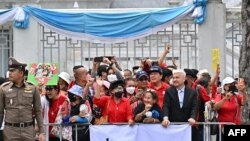 Pendukung mantan Perdana Menteri Thailand Thaksin Shinawatra berkumpul di luar Mahkamah Agung Thailand di Bangkok, 22 Agustus 2023. (Foto: AFP)