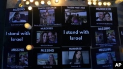 在伦敦的英国首相官邸唐宁街10号外竖立着一面被巴勒斯坦武装分子杀害、绑架和失踪的以色列人的照片墙。（2023年10月9日）