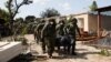 以色列士兵在以色列南部Kibbutz Kfar Aza地区抬着被巴勒斯坦武装分子杀害的以色列平民的遗体。（2023年10月10日）