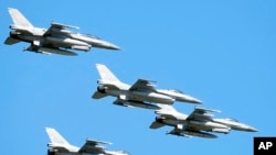 資料照片：2023年8月15日，美國製造的F-16戰機在波蘭首都上空飛行，參加慶祝波蘭建軍節的大規模閱兵式。 (美聯社照片)