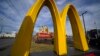 FILE - Papan nama restoran McDonald's di East Palestine, Ohio, 9 Februari 2023. McDonald's, Senin, 29 Juli 2024, melaporkan penurunan laba akibat turunnya angka penjualan di waralaba tersebut. (Gene J. Puskar/AP)