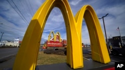 FILE - Papan nama restoran McDonald's di East Palestine, Ohio, 9 Februari 2023. McDonald's, Senin, 29 Juli 2024, melaporkan penurunan laba akibat turunnya angka penjualan di waralaba tersebut. (Gene J. Puskar/AP)