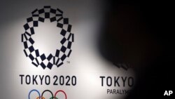 FILE - Logo Tokyo 2020 di Bandara Haneda, 14 Juni 2021 di Tokyo. (AP/Eugene Hoshiko, File)