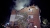 Vatrogasci gase požar u stambenoj zgradi oštećenoj u ruskom raketnom napadu u Harkovu, Ukrajina, 31. maja 2024.