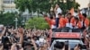 Pemimpin Partai Bergerak Maju dan calon perdana menteri Pita Limjaroenrat memimpin parade kemenangan bersama sesama anggota partai dan pendukung di luar Balai Kota Bangkok pada 15 Mei 2023. (Foto: AFP)