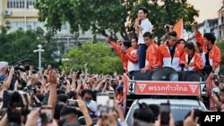 Pemimpin Partai Bergerak Maju dan calon perdana menteri Pita Limjaroenrat memimpin parade kemenangan bersama sesama anggota partai dan pendukung di luar Balai Kota Bangkok pada 15 Mei 2023. (Foto: AFP)