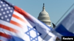 Izraelske i američke zastave vijore se u blizini Capitola tokom skupa podrške Izraelu i protesta protiv antisemitizma, Washington, 14. novembra 2023.