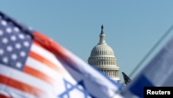 Bendera Israel dan Amerika dikibarkan di dekat Gedung Capitol AS, Washington, 14 November 2023. (Foto: REUTERS/Tom Brenner)