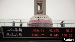 上海陆家嘴街头一个电子显示屏幕上显示的沪深指数。（2023年3月24日）
