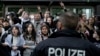Polisi Jerman berhadapan dengan kelompok "Koalisi Mahasiswa Berlin" yang berunjuk rasa Pro-Palestina di halaman teater universitas 'Freie Universität Berlin' di Berlin, Jerman, Selasa, 7 Mei 2024. (AP/Markus Schreiber)