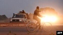 Depuis 2015, le Burkina est pris dans une spirale de violences perpétrées par des groupes jihadistes liés à l'État islamique et à Al-Qaïda.