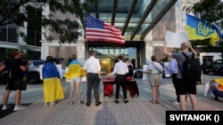 Активісти та політик, які протестували проти участі суддів з Росії в американському танцювальному конкурсі, вважають, що це - просування кремлівської культури, пропаганди Кремля і Путіна через культуру