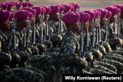 Personel TNI AL berbaris saat mengikuti perayaan hari TNI ke-74 di Lanud Halim Perdanakusuma di Jakarta, 5 Oktober 2019. (Foto: REUTERS/Willy Kurniawan)