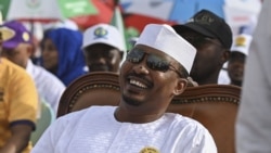 Le président de transition du Tchad et candidat à l'élection présidentielle Mahamat Idriss Deby Itno assis sur la Place des Nations lors du dernier meeting de campagne pour l'élection présidentielle, à N'Djamena le 4 mai 2024. (Photo Issouf SANOGO / AFP)