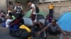 Policías desalojan a migrantes de un campamento instalado frente al Instituto Nacional de Migración (INM) en Ciudad Juárez, estado de Chihuahua, México, el 22 de mayo de 2023. [Foto: AFP]